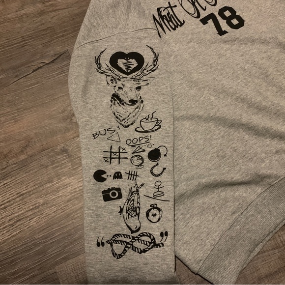 ACCEPTING ALL OFFERS NWOT 1D Louis Tomlinson Tattoo Sweatshirt - Picture 2 of 3